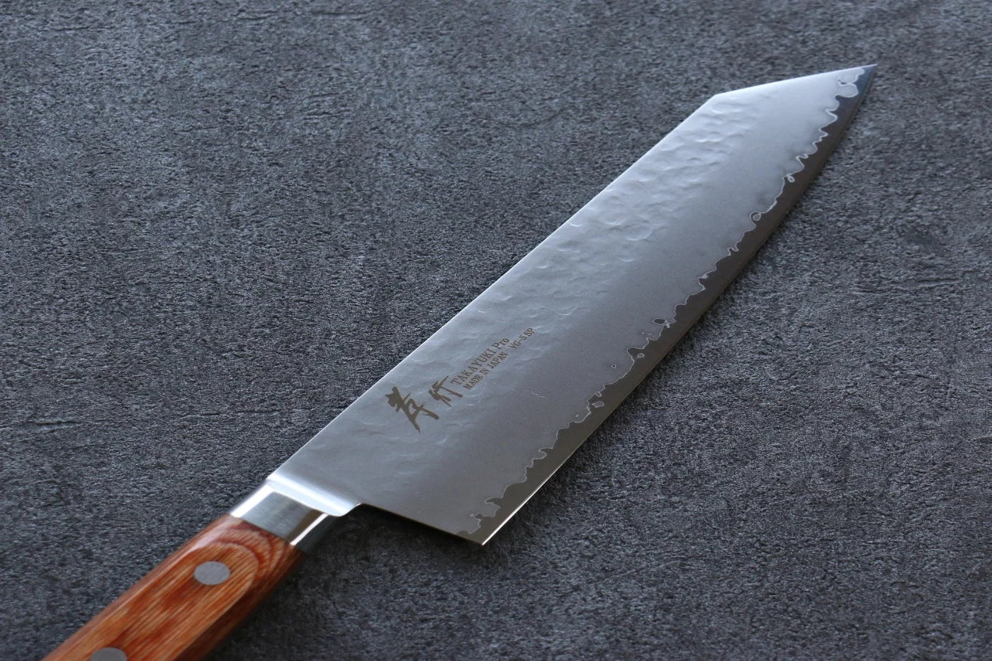 Sakai Takayuki VG5 ลายค้อนตี มีด Kiritsuke Gyuto มีดทำครัวญี่ปุ่น 190mm ด้ามไม้ Pakka wood สีน้ำตาล