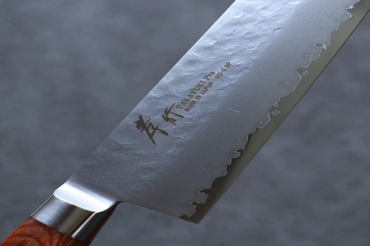 Sakai Takayuki VG5 ลายค้อนตี มีด Kiritsuke Gyuto มีดทำครัวญี่ปุ่น 190mm ด้ามไม้ Pakka wood สีน้ำตาล