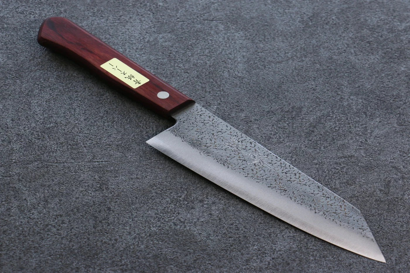 Seisuke Blue Super (บลูซุปเปอร์สตีล) ลายค้อนตี มีดสำหรับการใช้งานได้ทั่วไป Bunka มีดทำครัวญี่ปุ่น 165mm ด้ามไม้ Pakka wood สีแดง